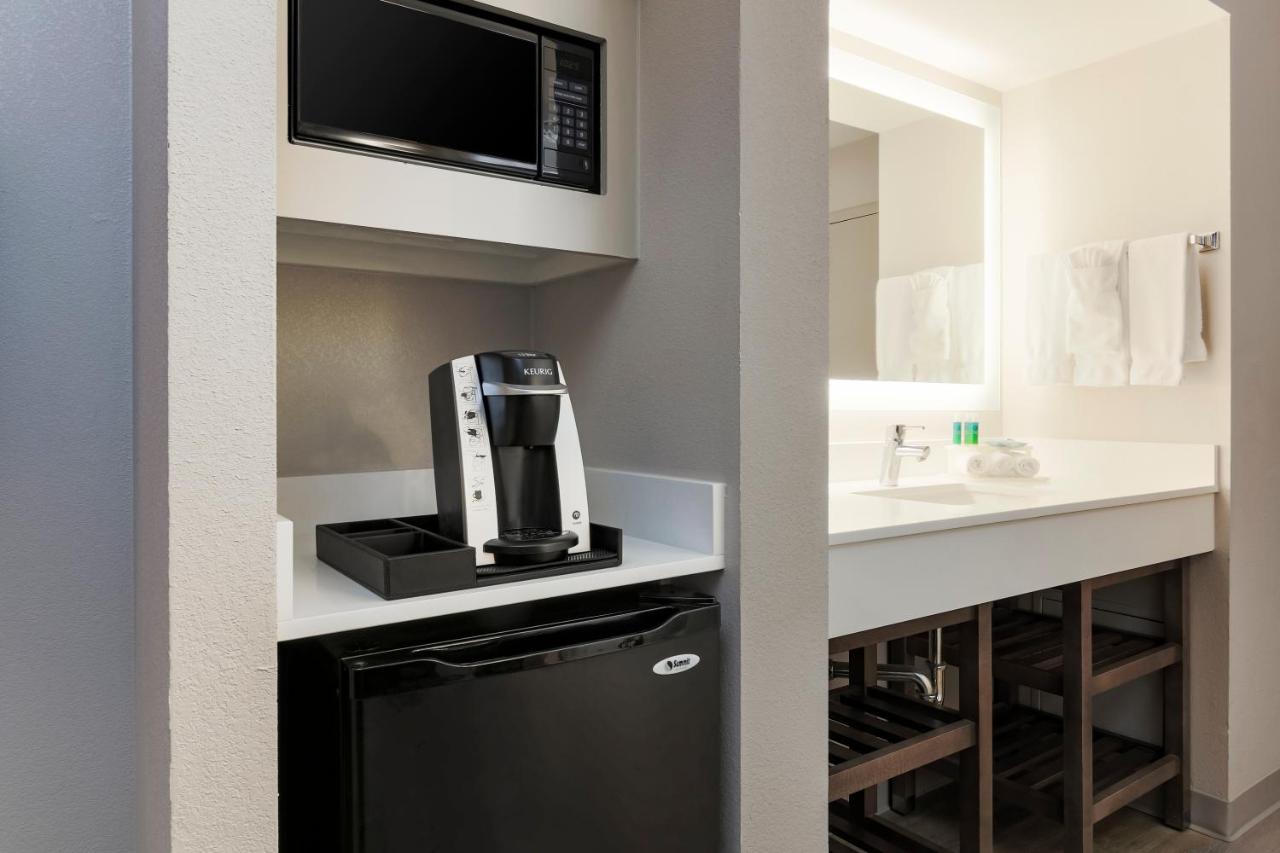Queen Room with Two Queen Beds - Disability Access Tub at Holiday Inn Express Philadelphia NE - Langhorne by IHG