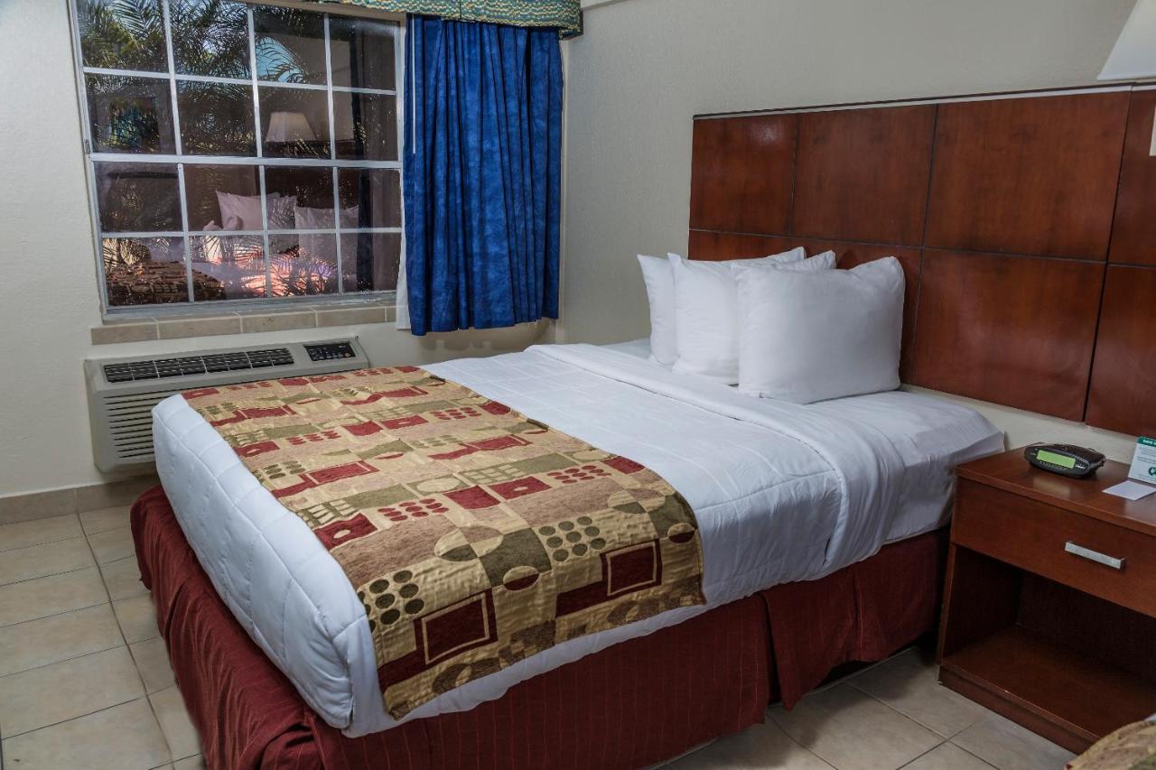 Queen Room with Garden View at Flamingo Express Hotel