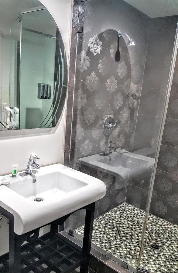 King Suite with Hot Tub at Gardena Terrace Inn