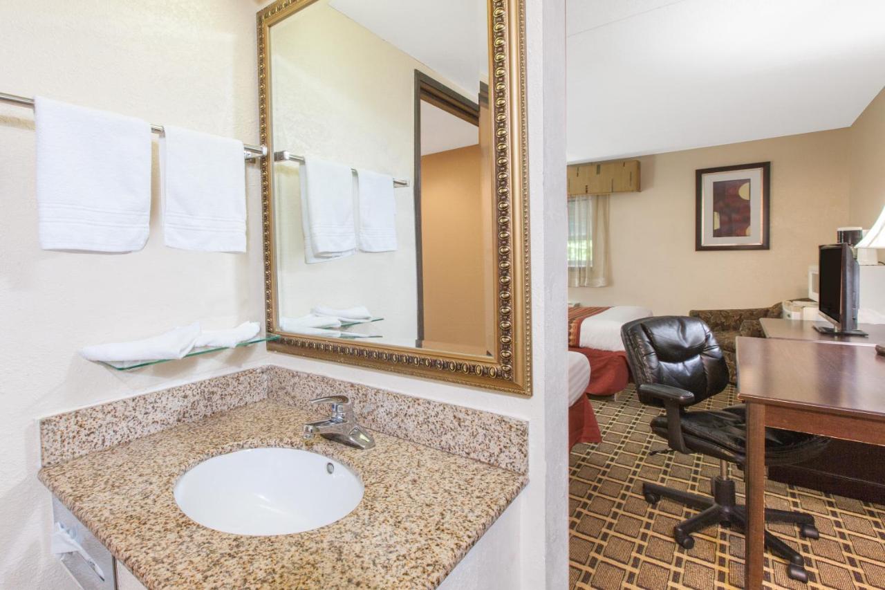 King Room - Mobility Access/Non-Smoking at Days Inn & Suites by Wyndham Madison Heights MI