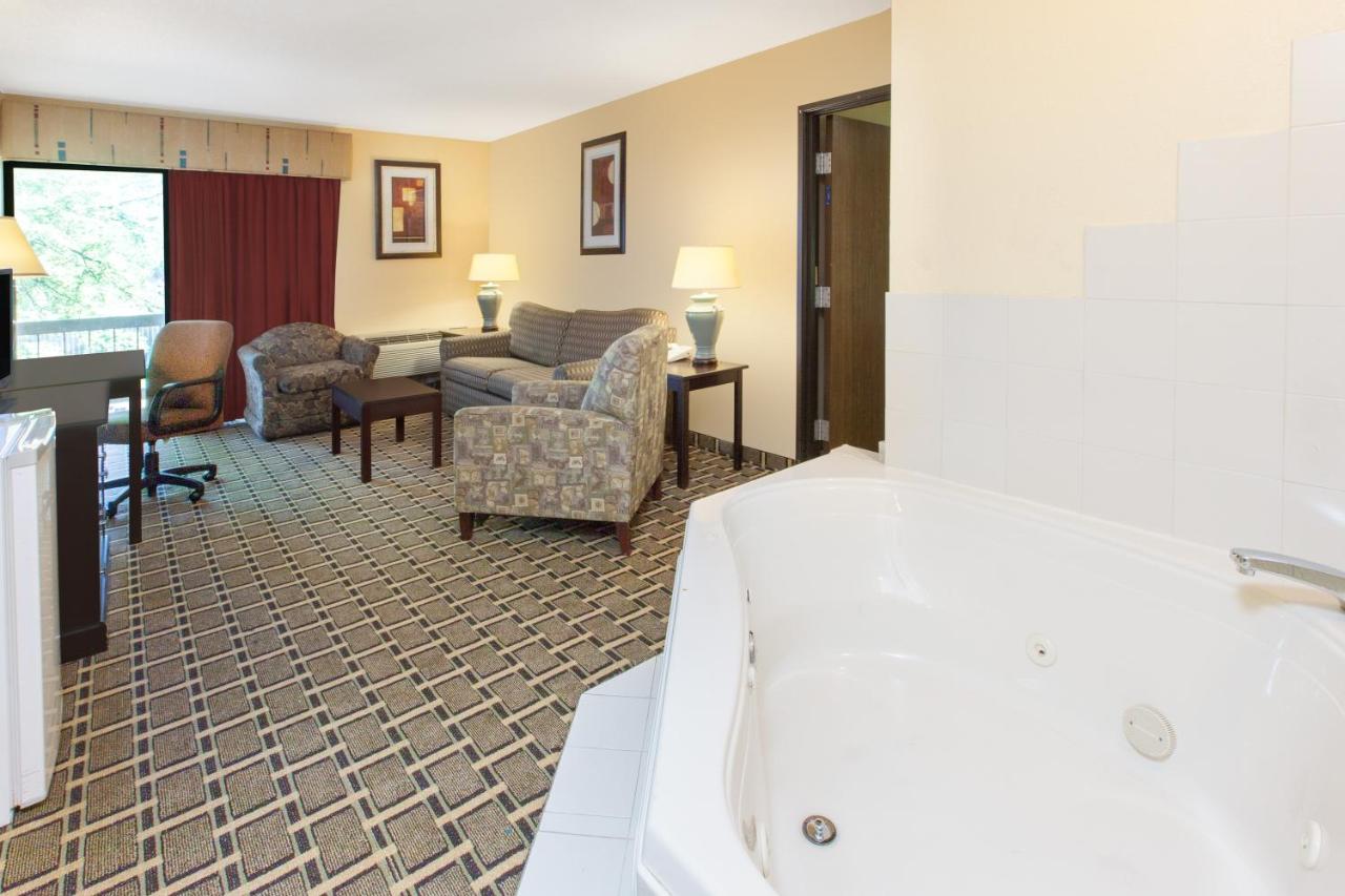 One-Bedroom King Suite - Non-Smoking at Days Inn & Suites by Wyndham Madison Heights MI