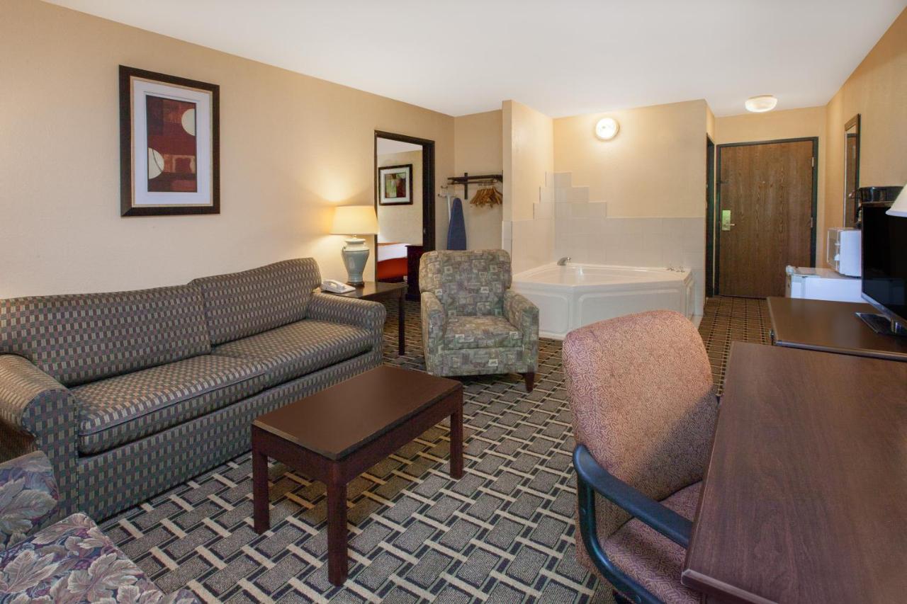 One-Bedroom King Suite - Non-Smoking at Days Inn & Suites by Wyndham Madison Heights MI
