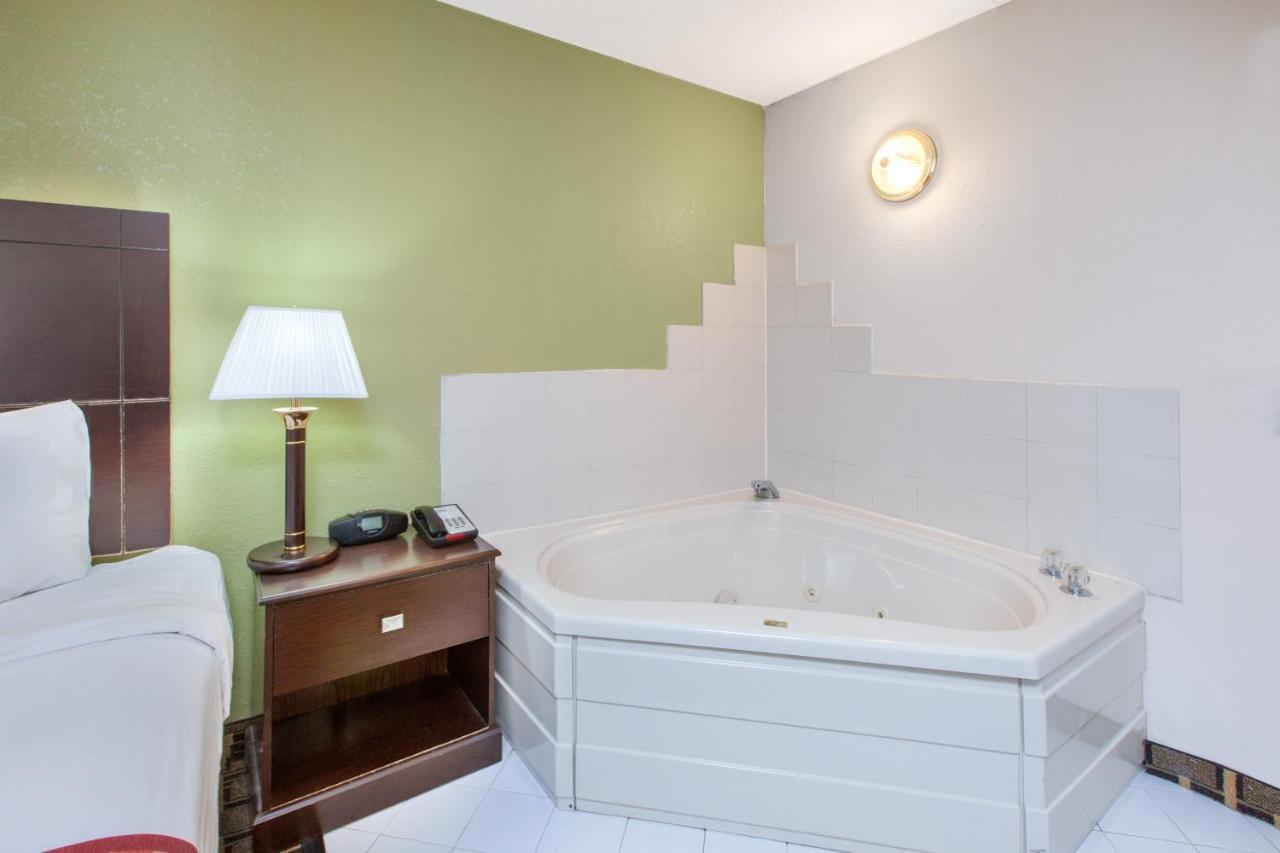 Deluxe King Room - Non-Smoking at Days Inn & Suites by Wyndham Madison Heights MI