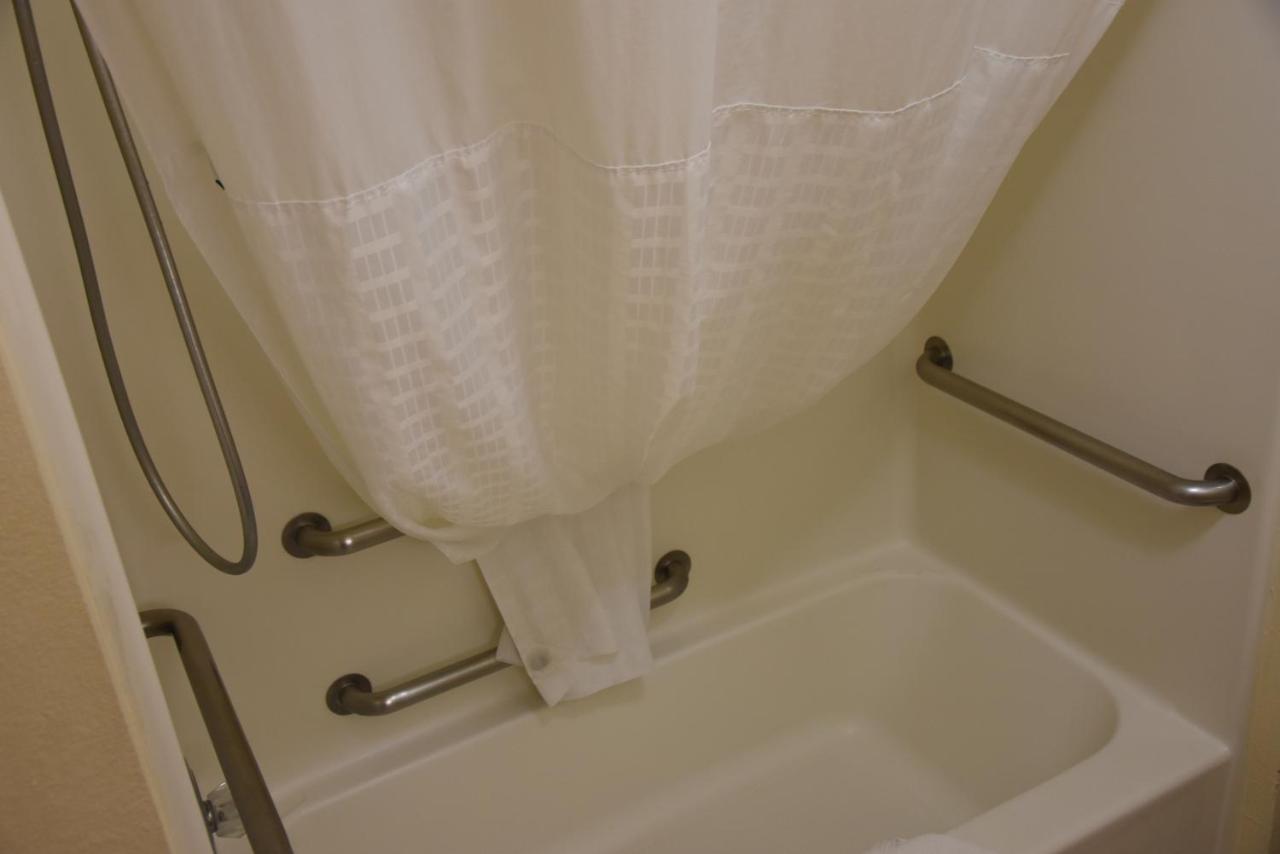 Queen Room - Disability Access - Non-Smoking at Howard Johnson by Wyndham Salinas