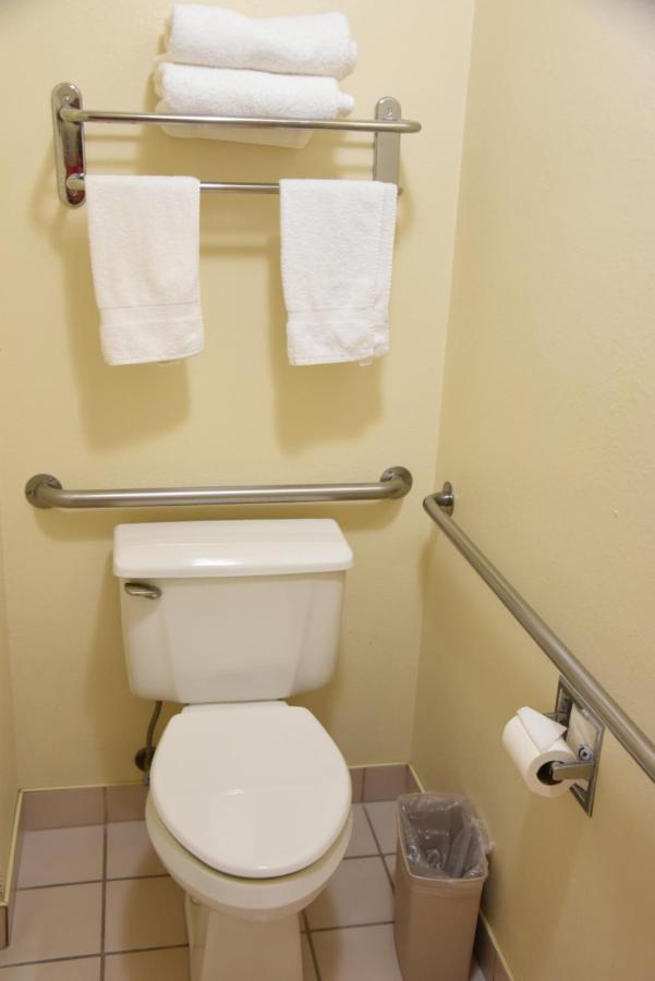 Queen Room - Disability Access - Non-Smoking at Howard Johnson by Wyndham Salinas