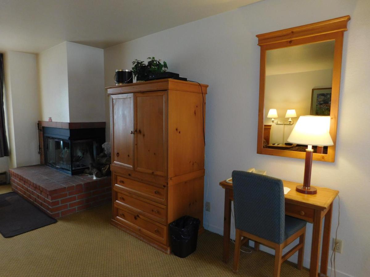 Two-Bedroom Apartment at Pacific Gardens Inn