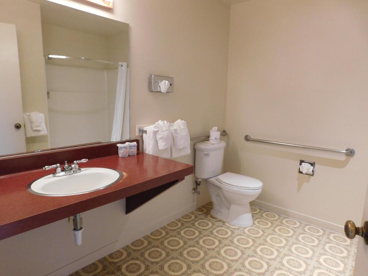 Queen Room with Two Queen Beds at Pacific Gardens Inn