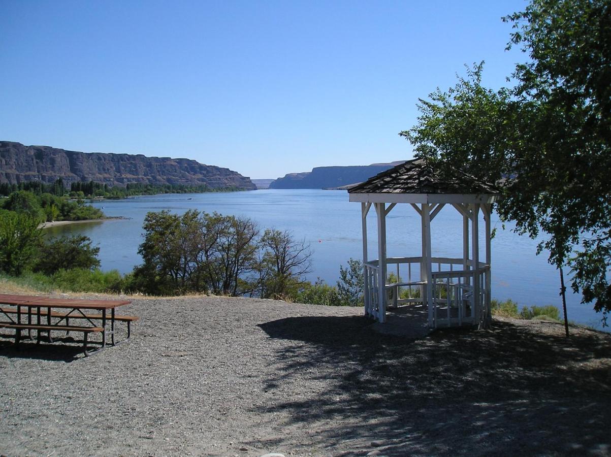  | Crescent Bar Camping Resort Studio Cabin 1
