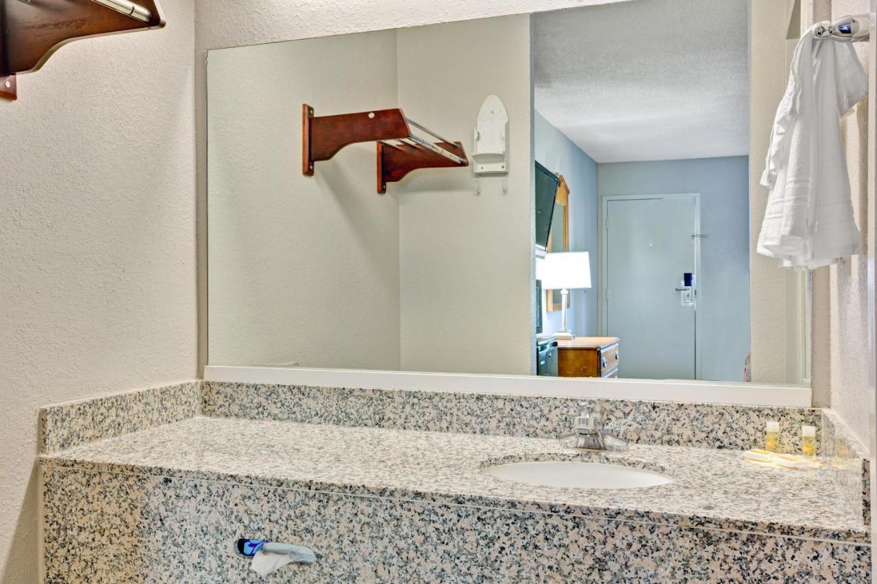 NK1 King Room - Non-Smoking at Days Inn by Wyndham Hernando
