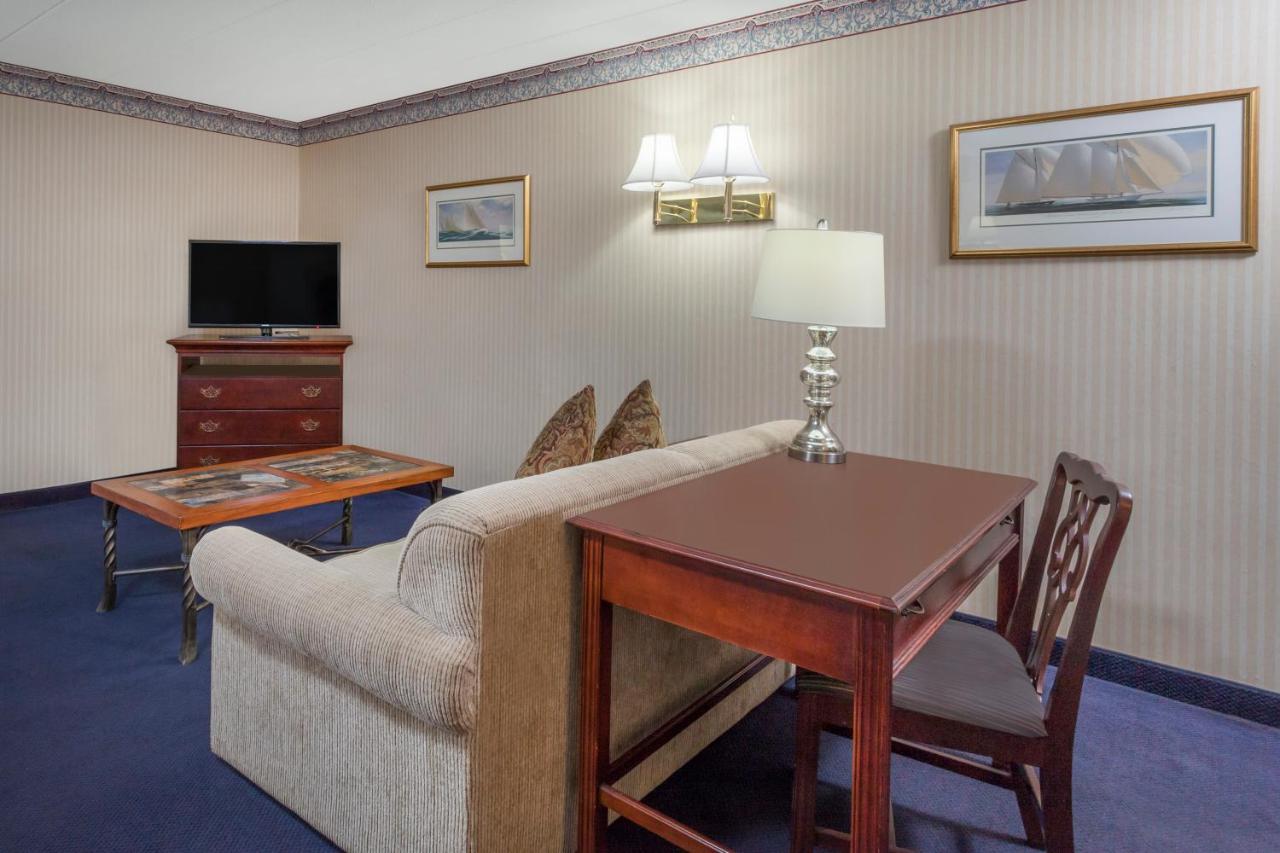 Studio Queen Suite - Non-Smoking at Howard Johnson by Wyndham Mystic