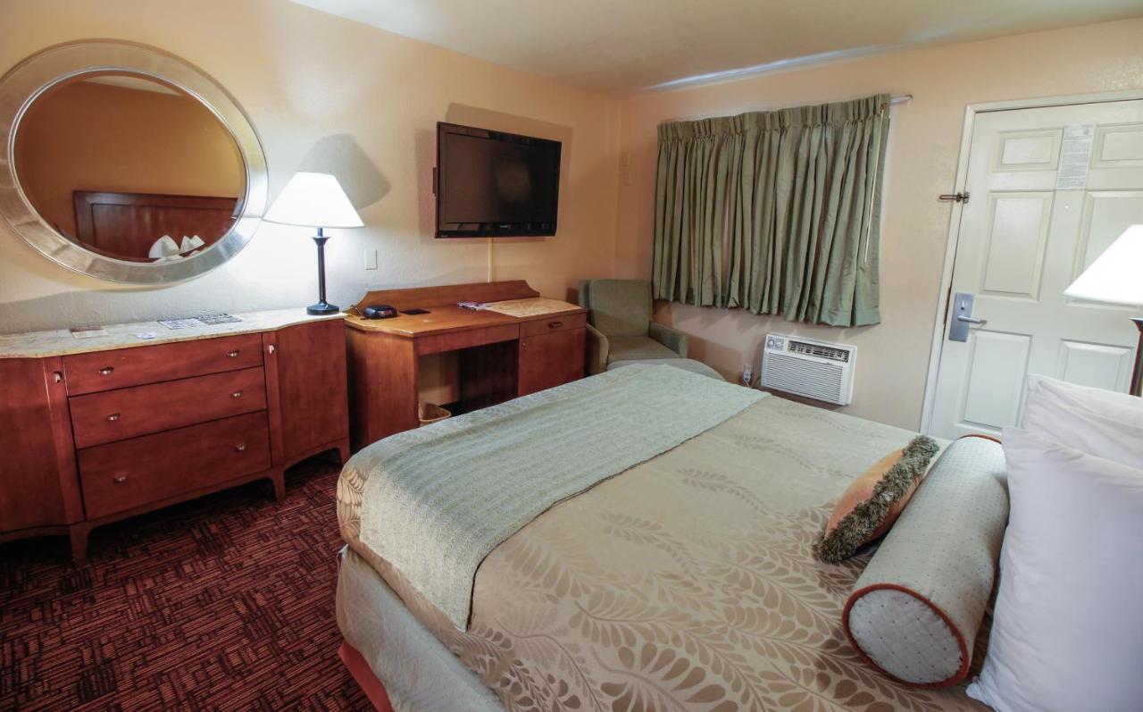 Queen Room - Non-Smoking at Heritage Inn La Mesa