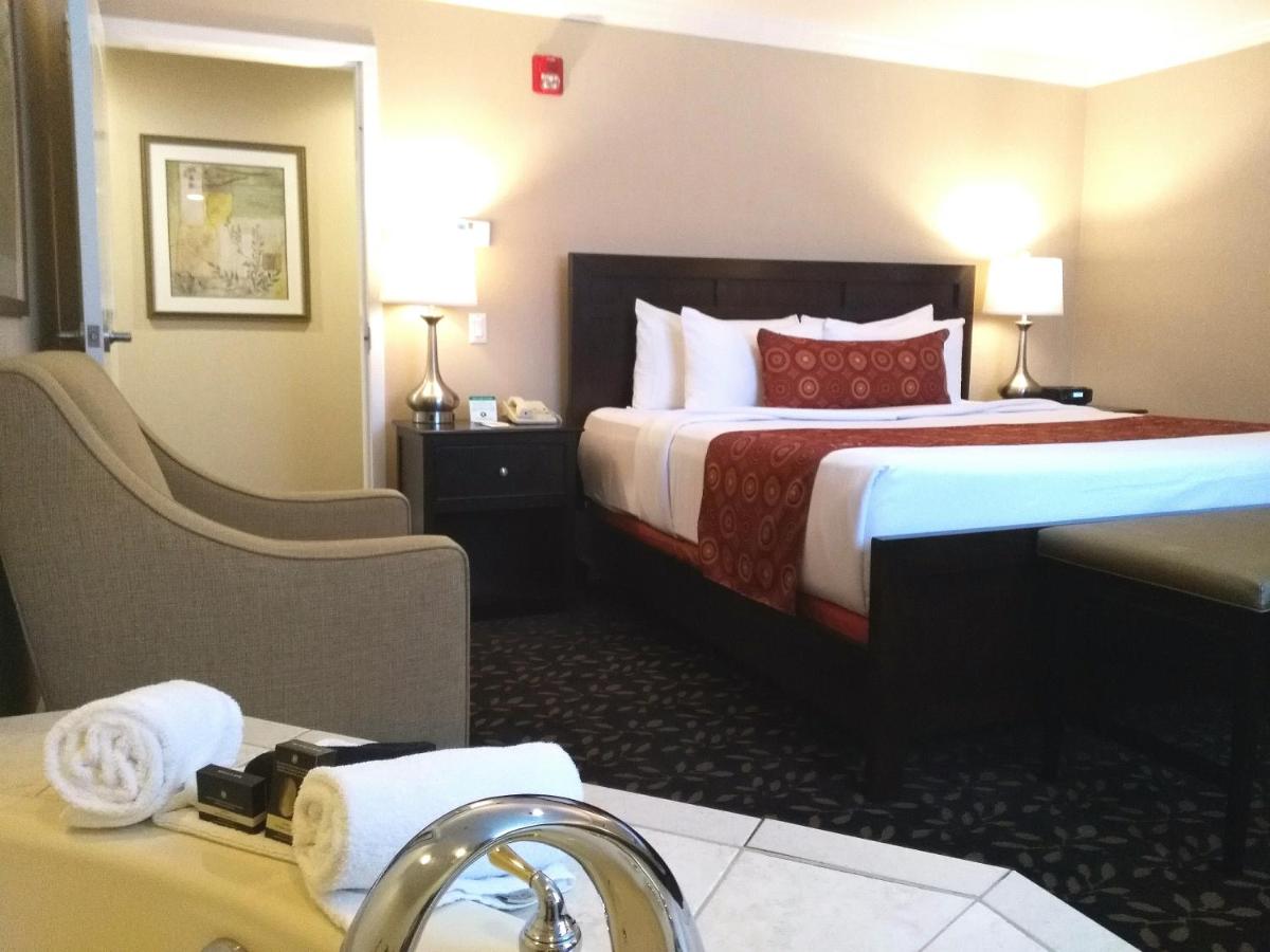 King Suite with Spa Bath at The Wilshire Grand Hotel