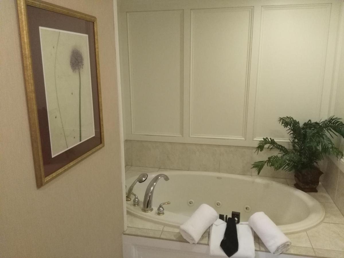 King Suite with Spa Bath at The Wilshire Grand Hotel