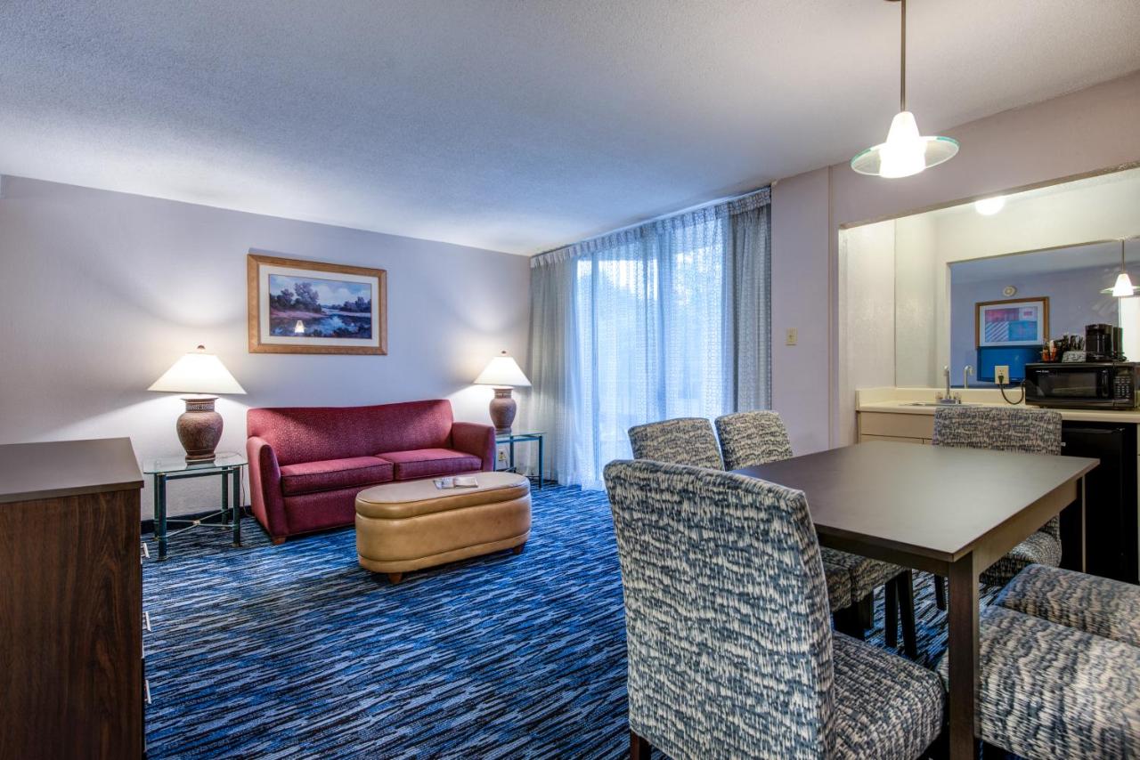 Deluxe Queen Suite at Glenstone Lodge