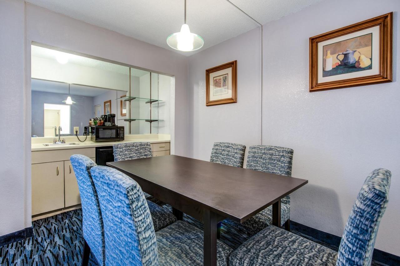 Deluxe Queen Suite at Glenstone Lodge