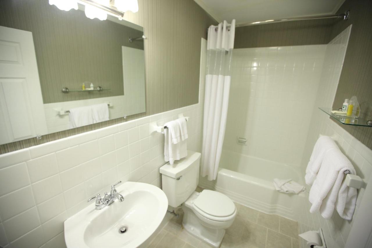 | The Island House Hotel