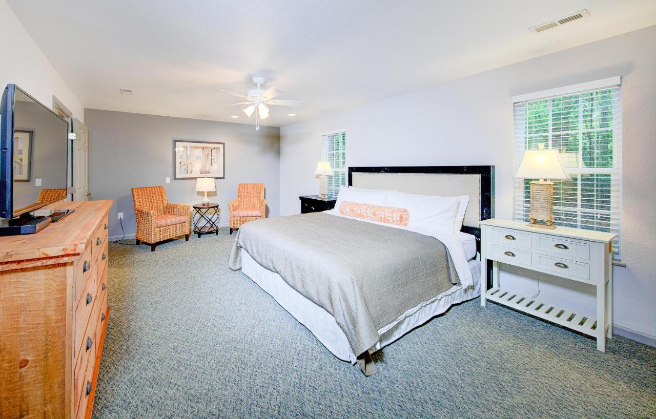 Three-Bedroom Suite at Hilton Vacation Club Beachwoods Kitty Hawk