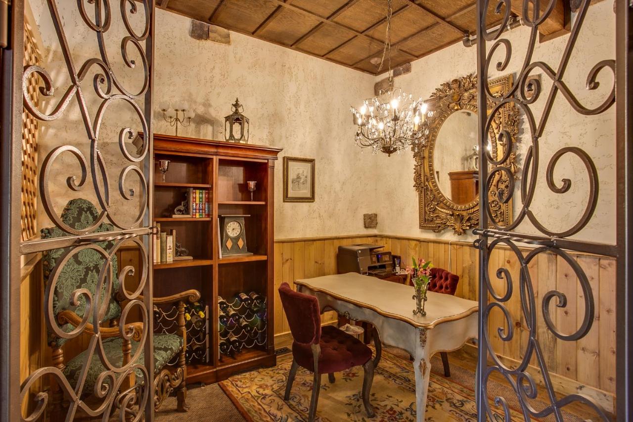 | Storybook Riverside Inn