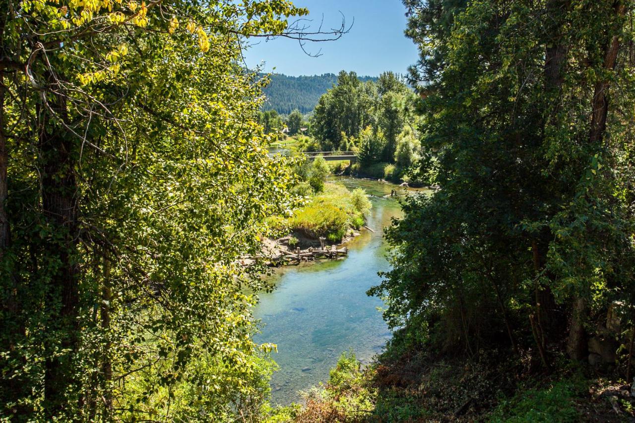 | Storybook Riverside Inn
