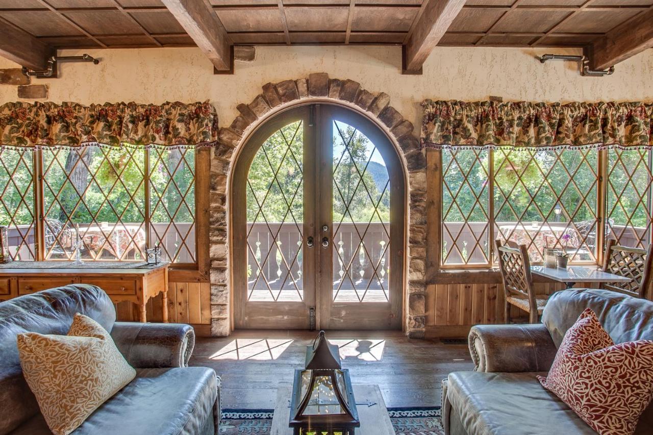 | Storybook Riverside Inn