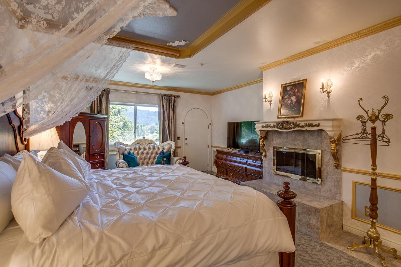 | Storybook Riverside Inn