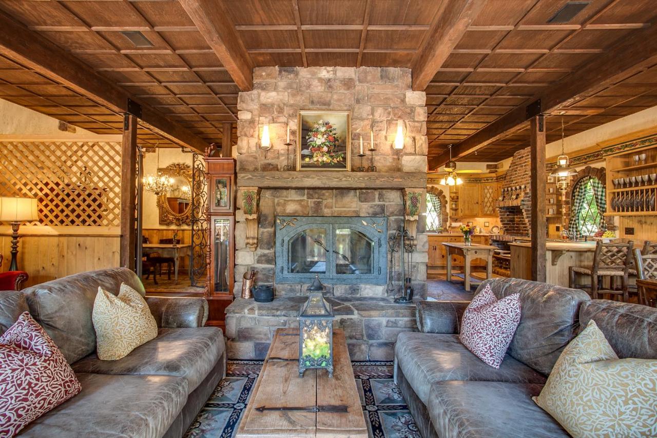 | Storybook Riverside Inn