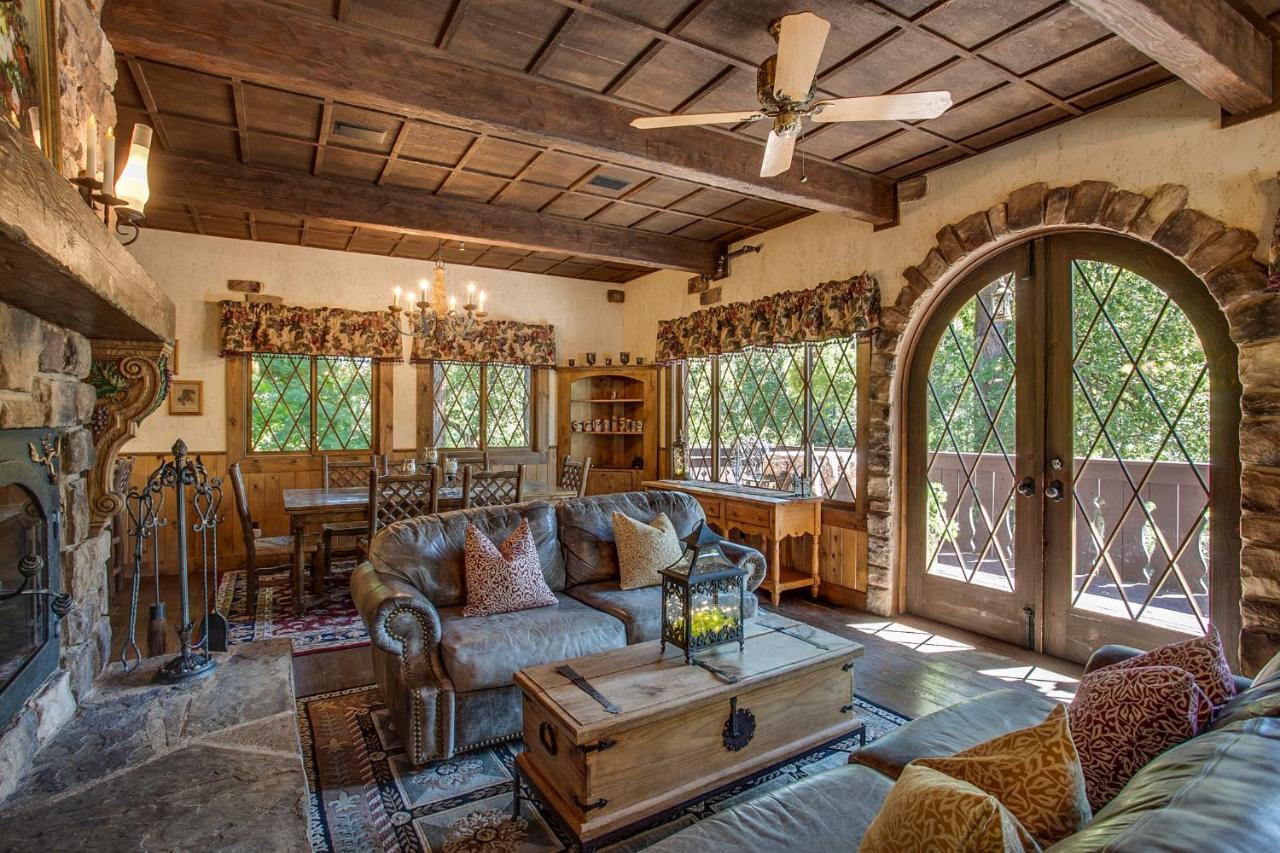 | Storybook Riverside Inn