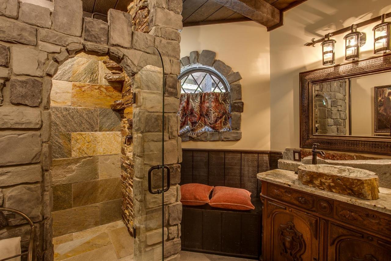 | Storybook Riverside Inn
