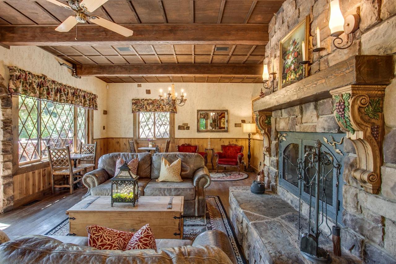 | Storybook Riverside Inn