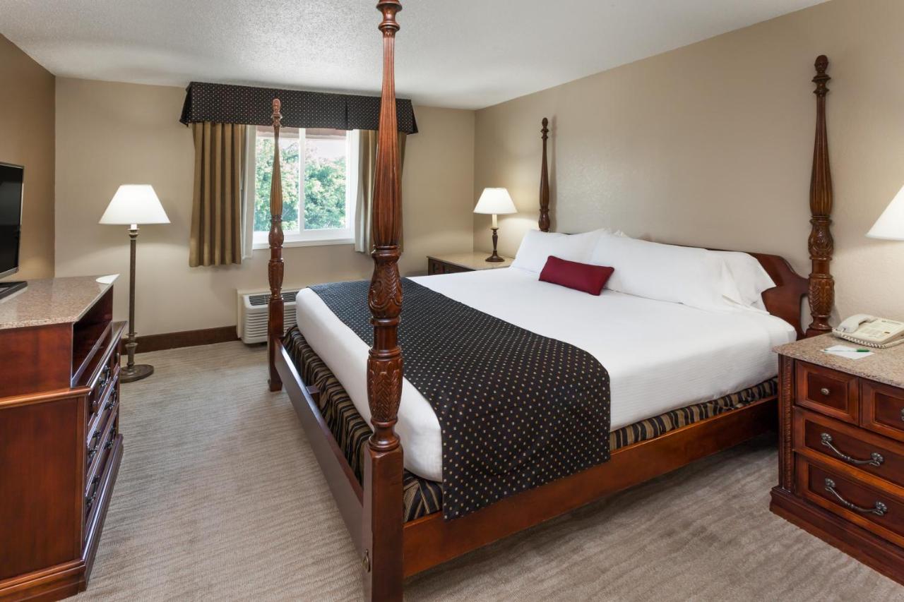 King Suite at Wyndham Garden Warsaw