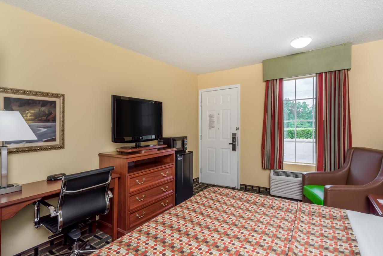 King Room - Non-Smoking at Howard Johnson by Wyndham Dalton