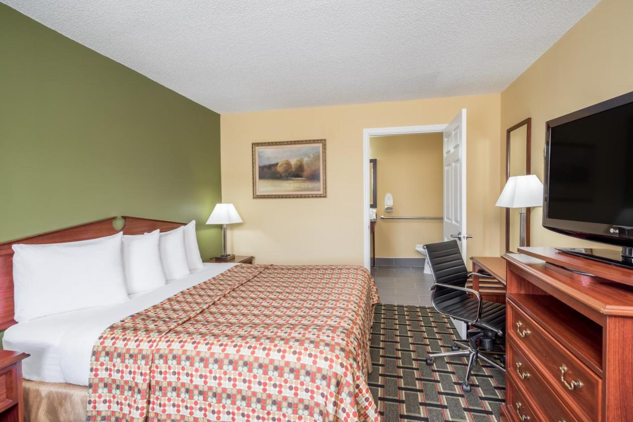 King Room - Non-Smoking at Howard Johnson by Wyndham Dalton