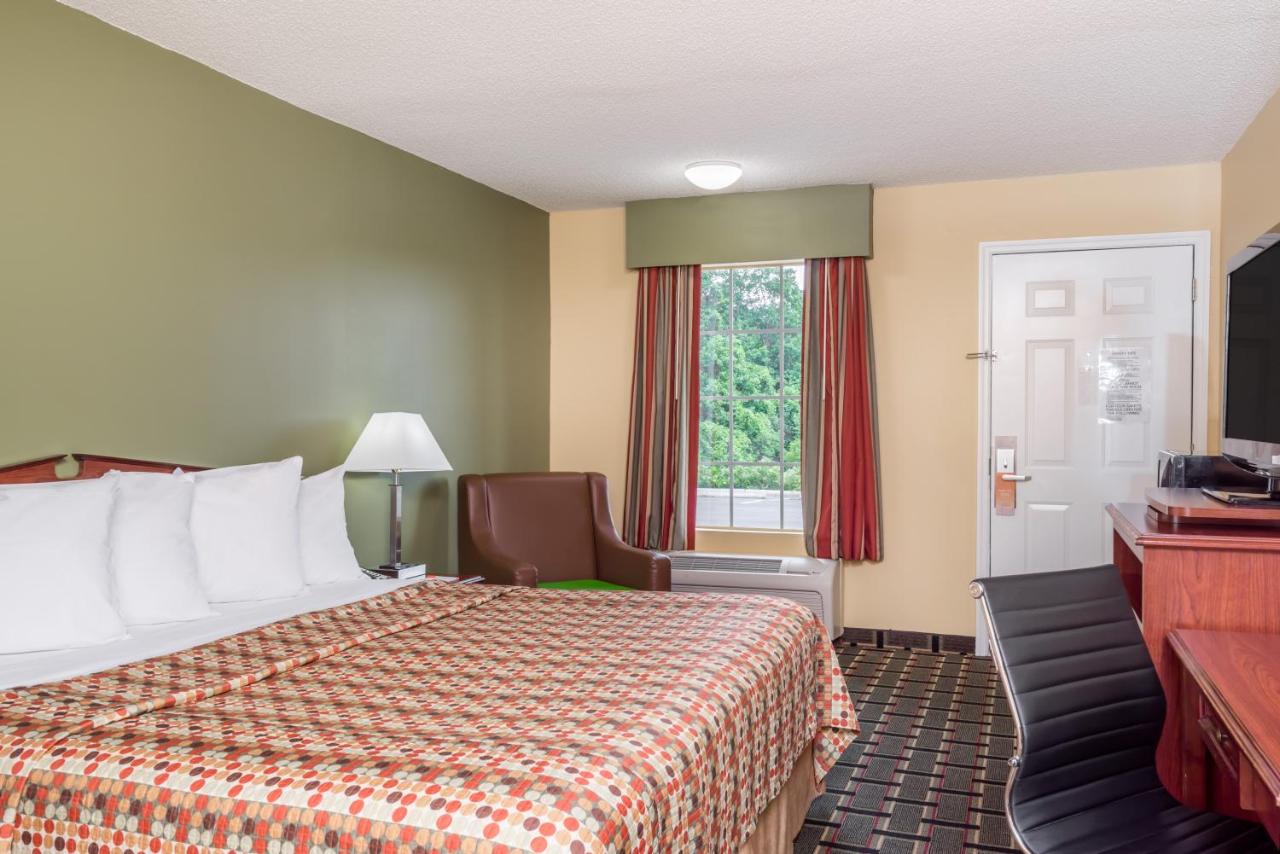 King Room - Non-Smoking at Howard Johnson by Wyndham Dalton