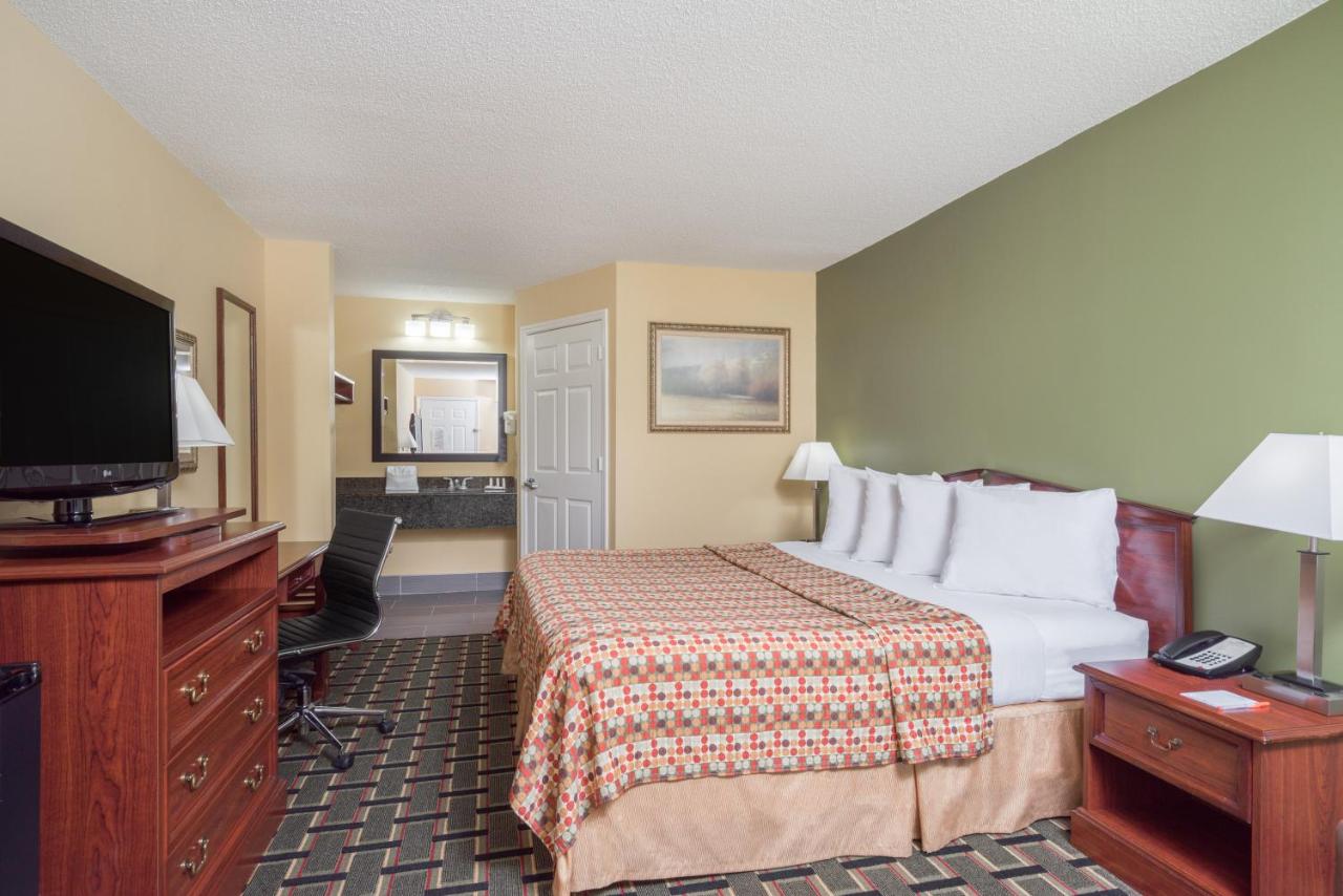 King Room - Non-Smoking at Howard Johnson by Wyndham Dalton