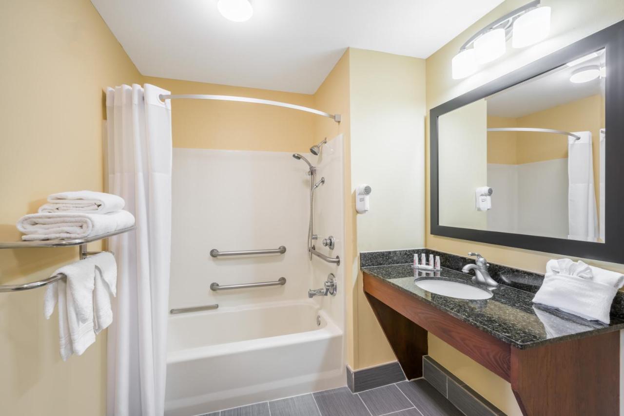 King Room - Disability Access - Non-Smoking at Howard Johnson by Wyndham Dalton