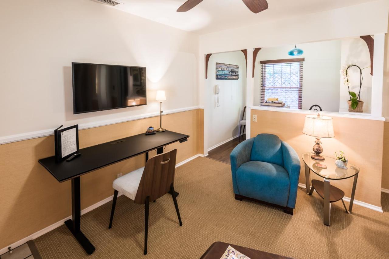 Deluxe Queen Studio - Three at Harbor House Inn