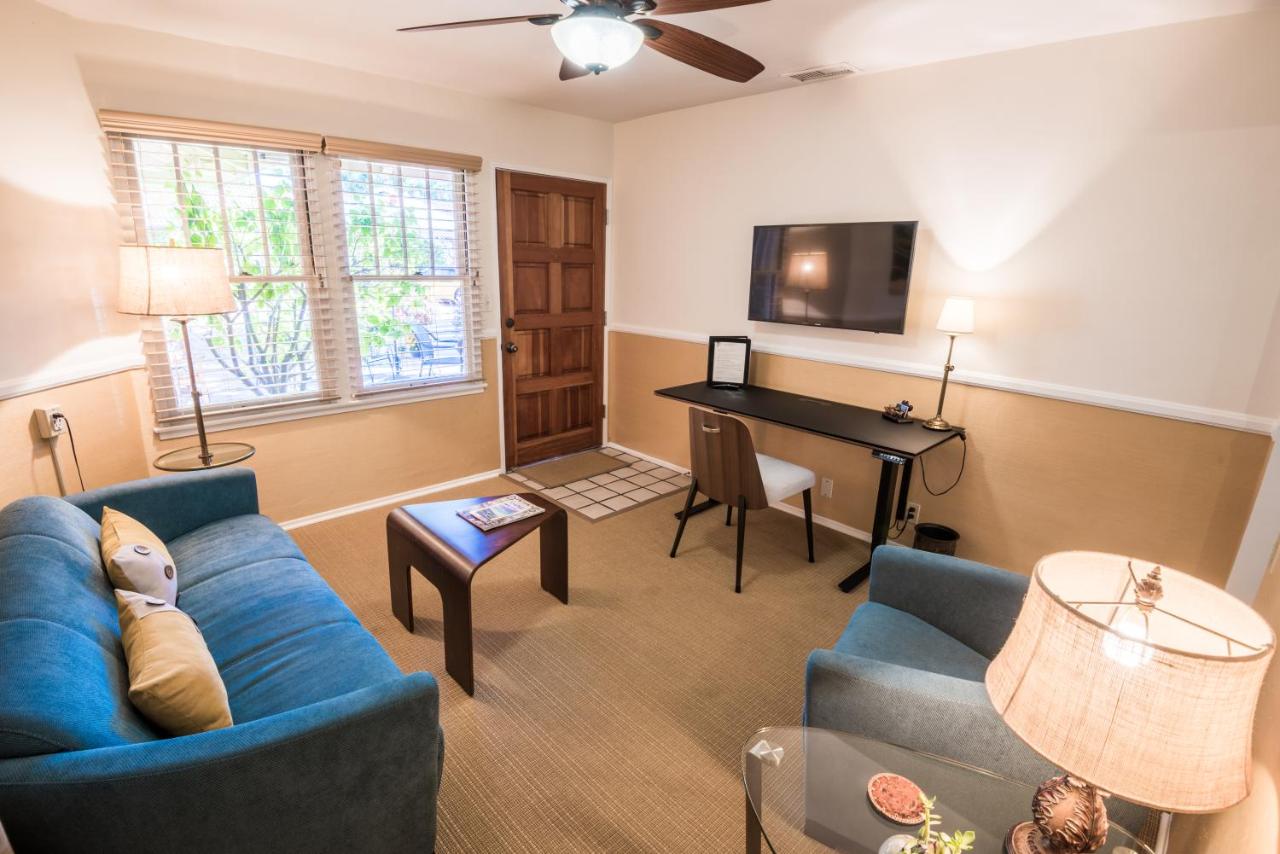 Deluxe Queen Studio - Three at Harbor House Inn