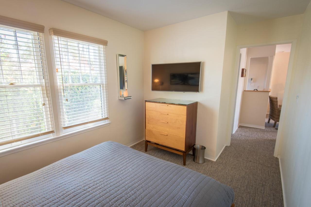 Deluxe Queen Studio with Kitchen - Eight at Harbor House Inn