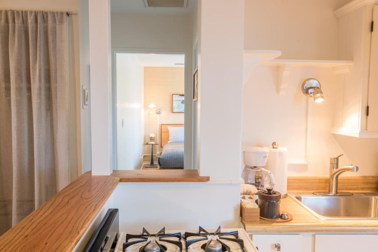 Deluxe Queen Studio with Kitchen - Eight at Harbor House Inn