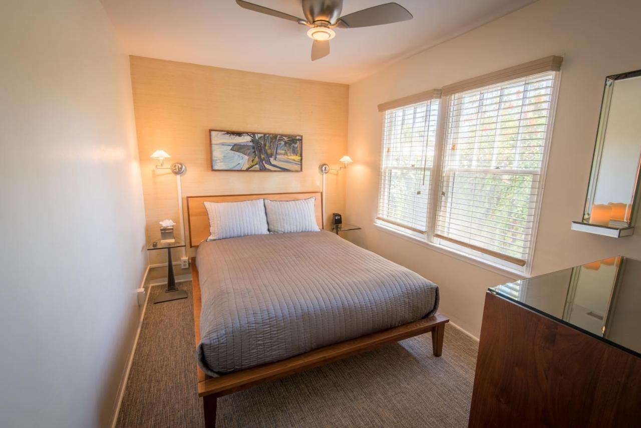 Deluxe Queen Studio with Kitchen - Eight at Harbor House Inn