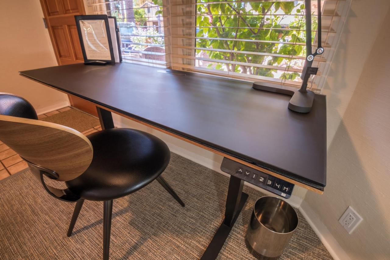 Deluxe Queen Studio with Kitchen - Eight at Harbor House Inn