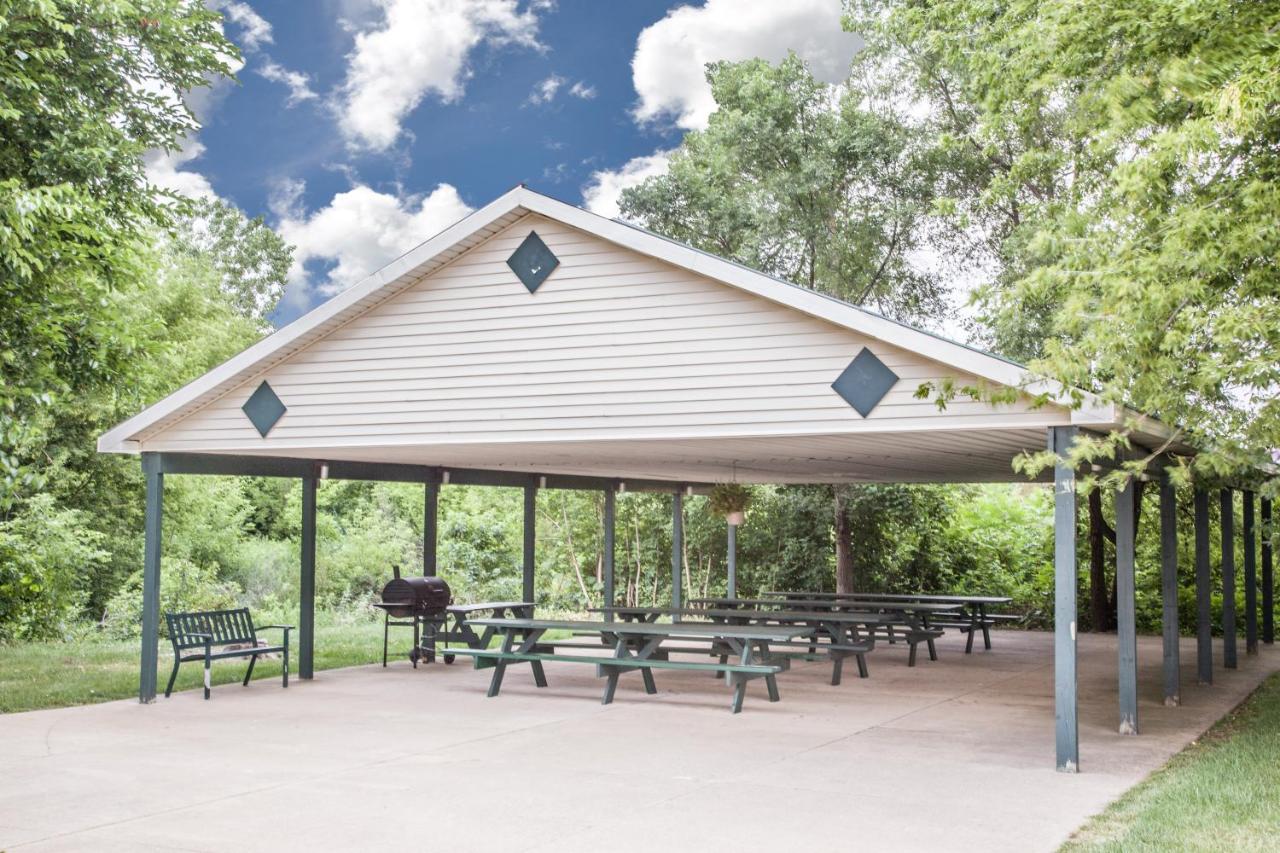 | Super 8 by Wyndham Three Rivers