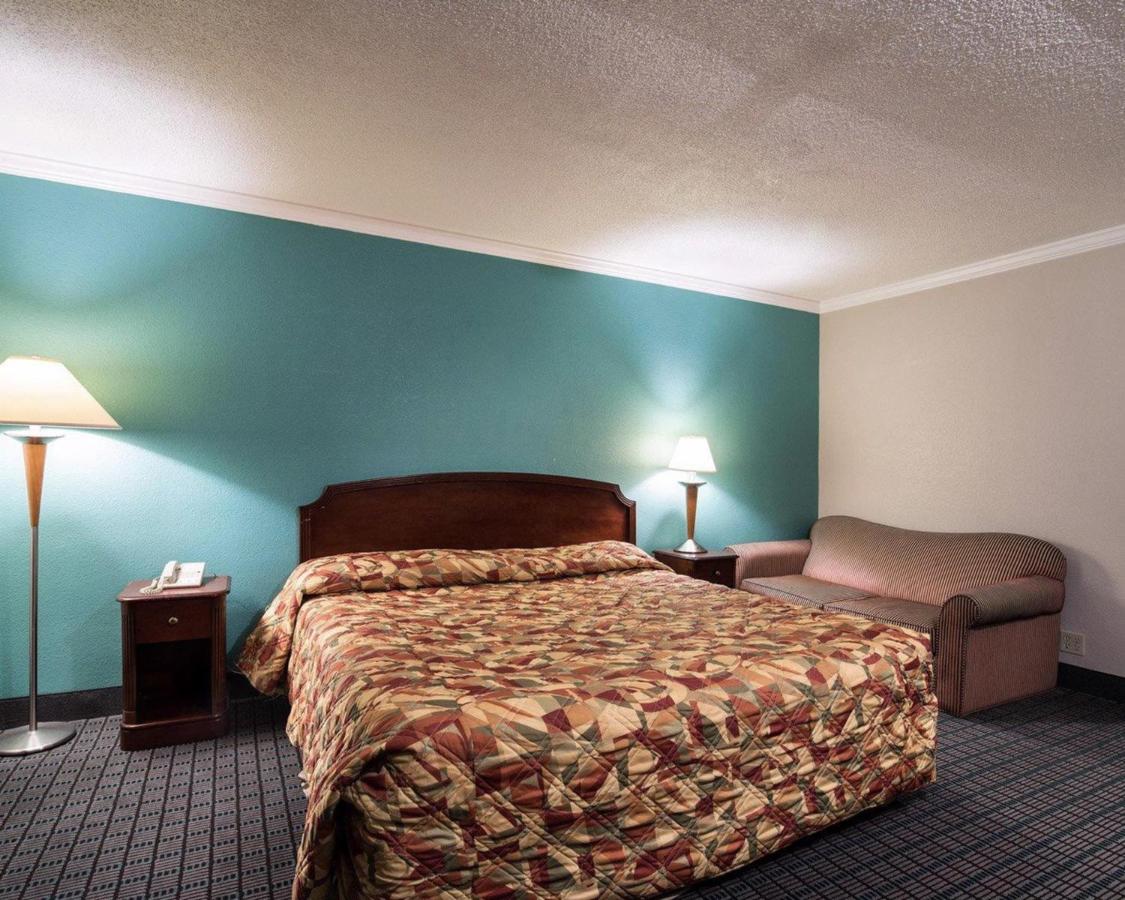 | Rodeway Inn Syracuse