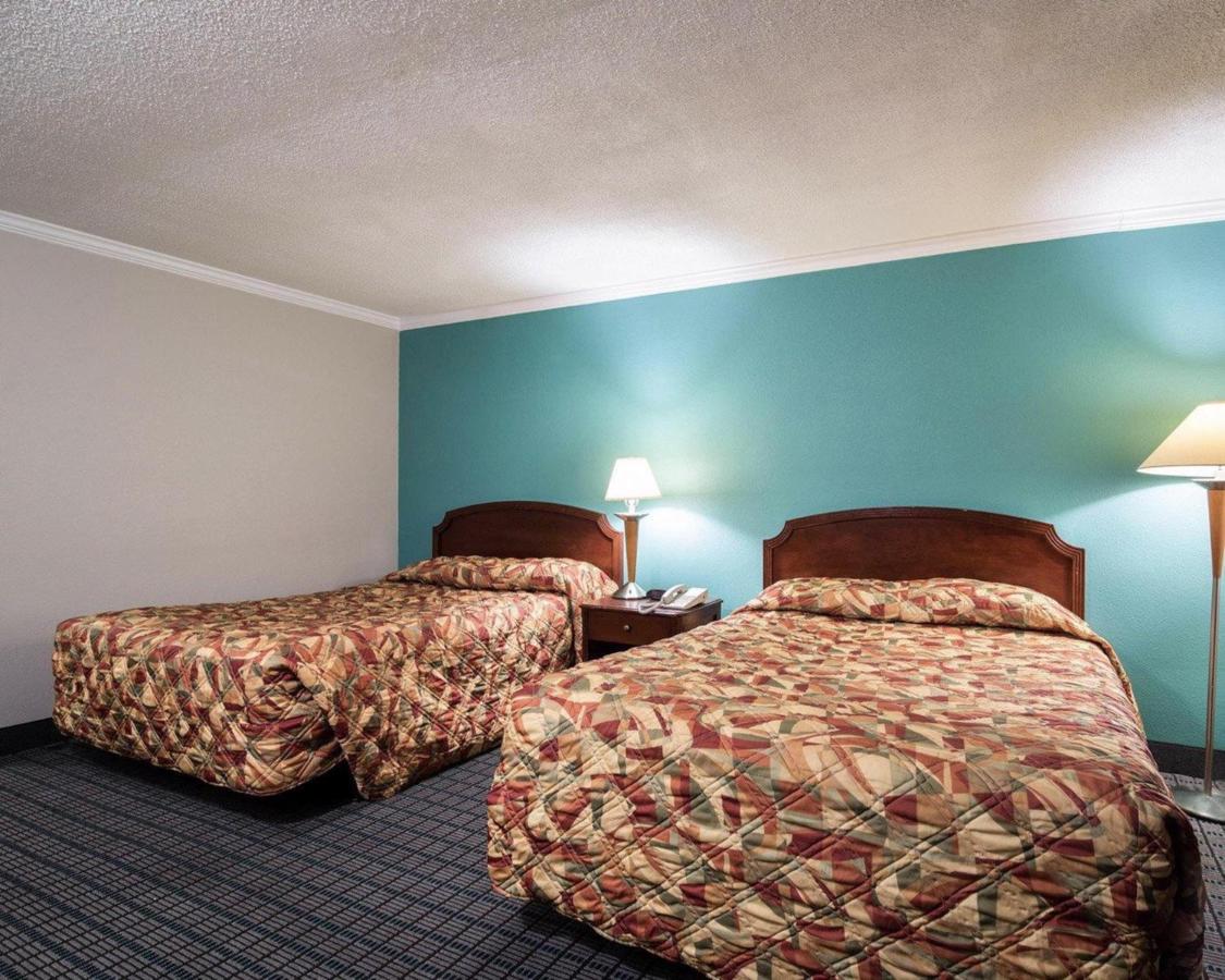 | Rodeway Inn Syracuse