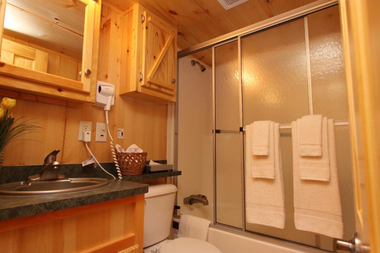  | Lakeland RV Campground Deluxe Loft Cabin 11