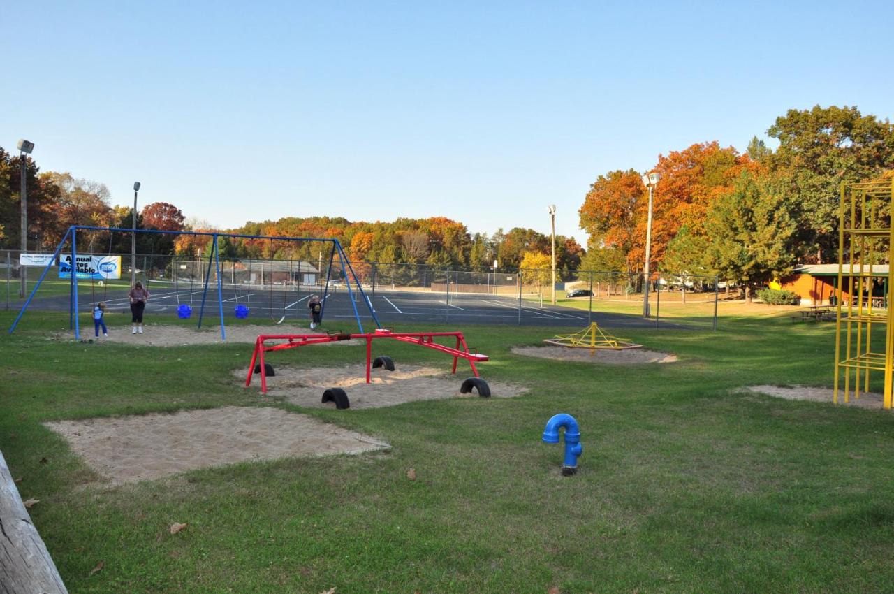 | Arrowhead Camping Resort Deluxe Cabin 14