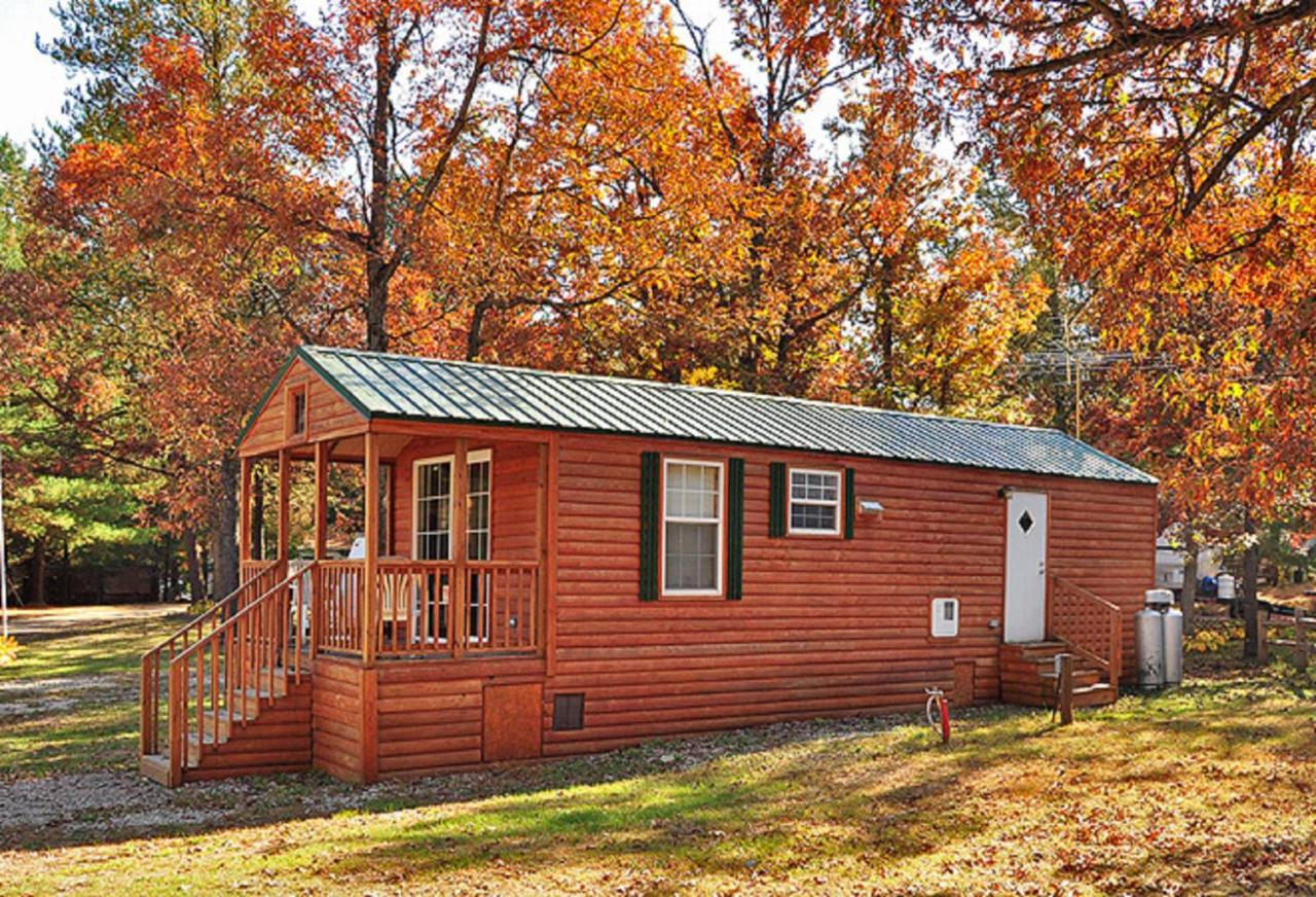 | Arrowhead Camping Resort Deluxe Cabin 4
