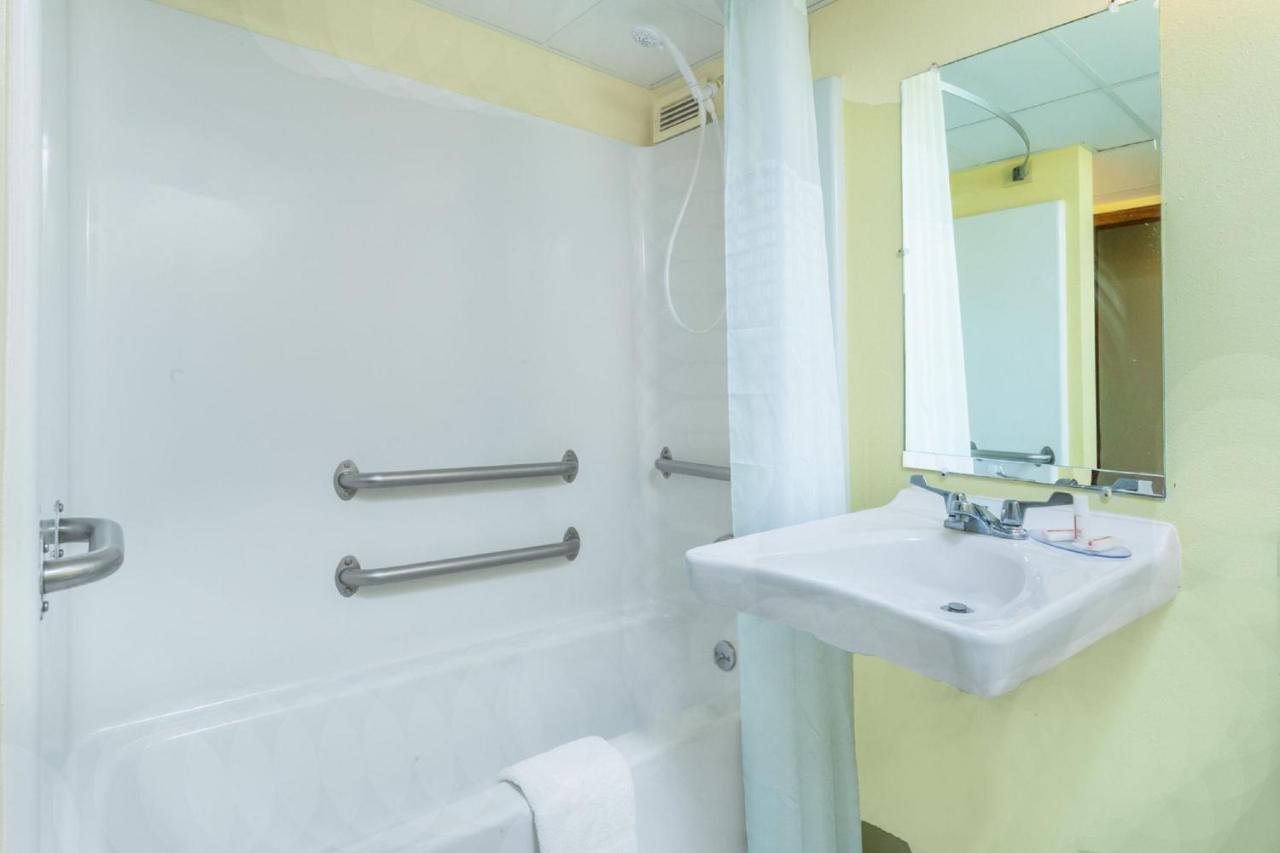 Double Room - Disability Access/Non-Smoking at Days Inn by Wyndham Scranton PA