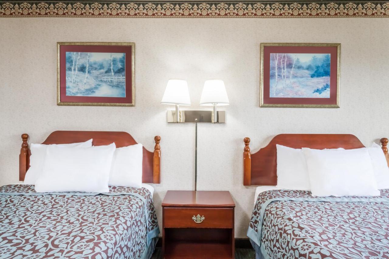 Double Room with Two Double Beds - Non-Smoking at Days Inn by Wyndham Tannersville