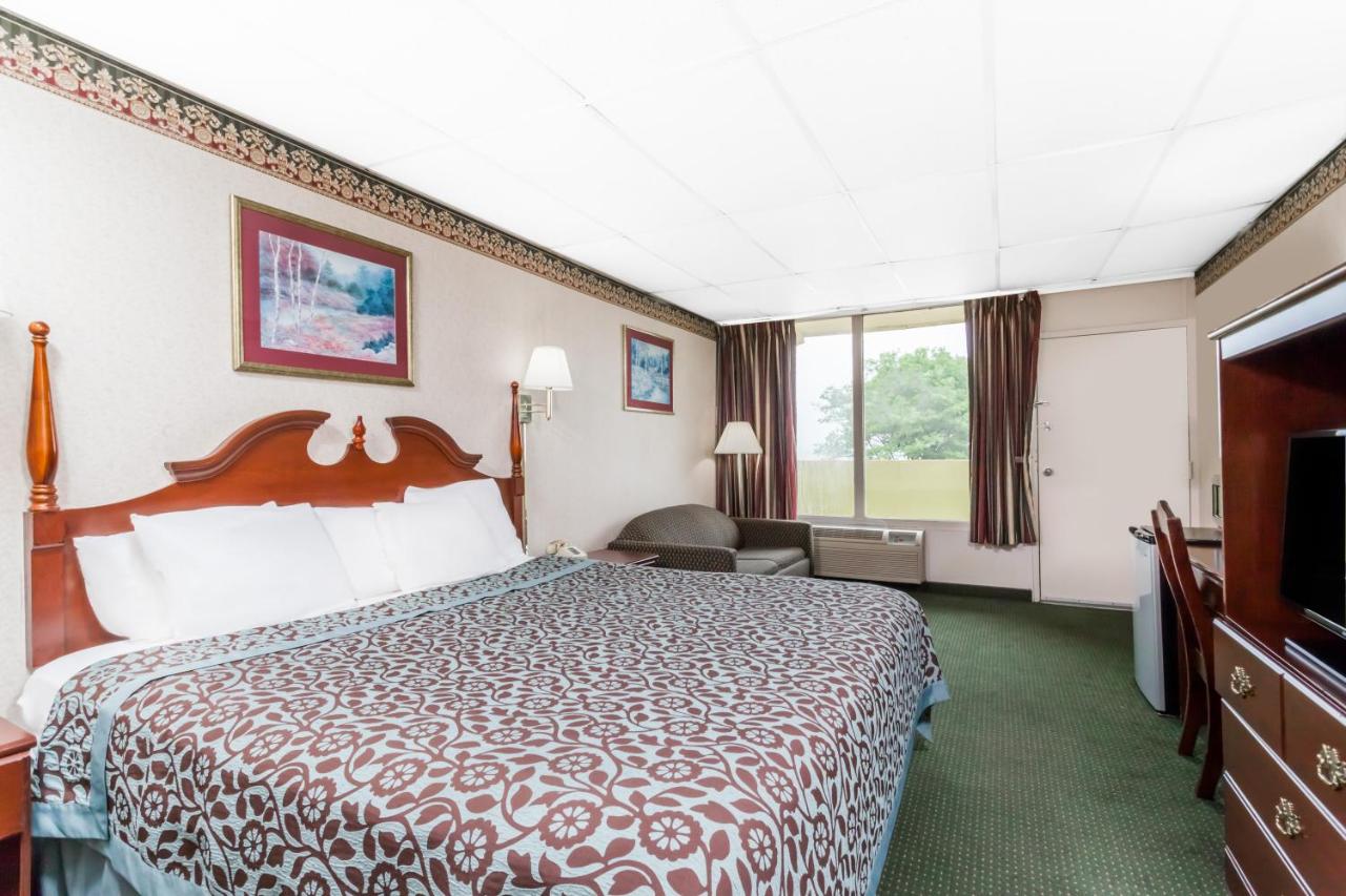 King Room - Mobility Access/Non-Smoking at Days Inn by Wyndham Tannersville